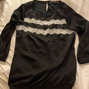 Silky shirt with lace, back keyhole, elastic waist